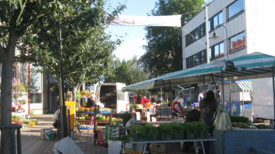 Gågatan i Karis blir torg en gång i veckan.