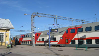 Tåget har stannat vid stationen i Karis.