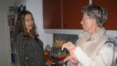 Gravt rörelsehindrade Janna Thorström och företagaren Marika Törnqvist diskuterar handikappservicen i Raseborg.