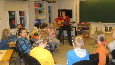Läraren Monica Rosenqvist med elever i Snappertuna skola övar inför julfesten 2012.