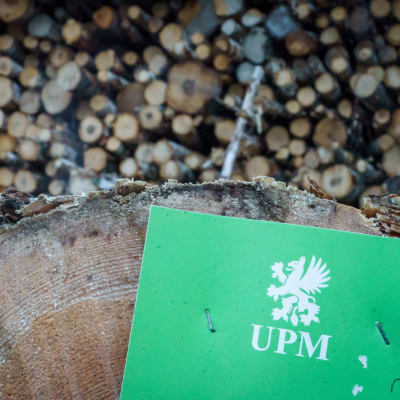 UPM:s logo på en stock. 