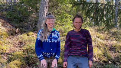 ElinMaria Sydänvirta och Robin Reuter i en Korposkog.