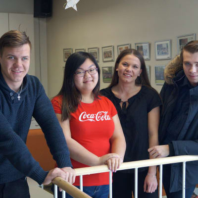 Leevi Leipälä, Matilda Korkiala, Cecilia Brandt och Herman Hagnäs studerar i Karleby svenska gymnasium.
