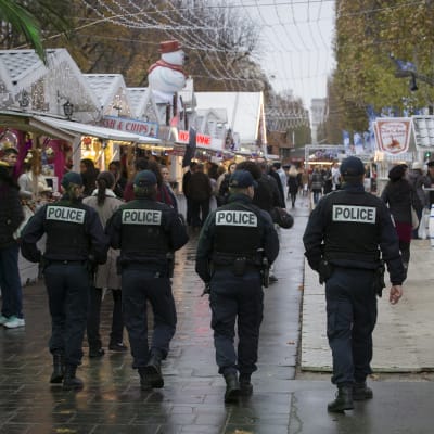 Polispatrull vid en julmarknad på  Champs-Élysées in Paris.