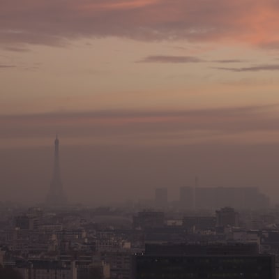 Smogen ligger tung över Paris.