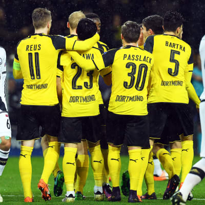 Borussia Dortmunds spelare jublar över ett av lagets 8 (!) mål mot Legia Warszawa.