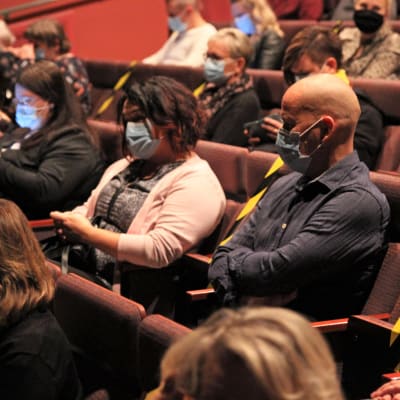 Yleisö odottaa Saikkua, kiitos! -näytelmän alkamista Mikkelin teatterissa lokakuussa 2020. Katsojilla kasvomaskit päässä.