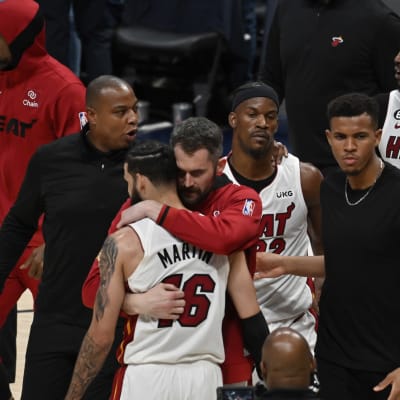 Miami Heats spelare omfamnar varann.