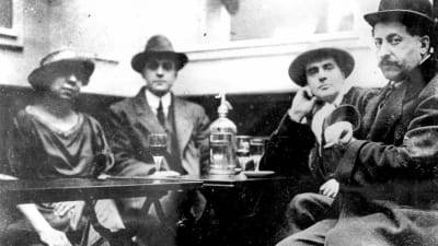 Amedeo Modigliani och Adolphe Basler på Café du Dôme, Paris, fransk fotograf. Privatsamling.