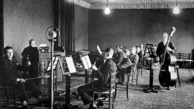 Radioorkestern, nu Radions symfoniorkester, i Yles första musikstudio.