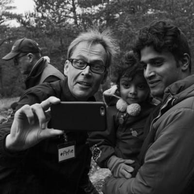 Kaj Arnö tar en selfie med en flykting