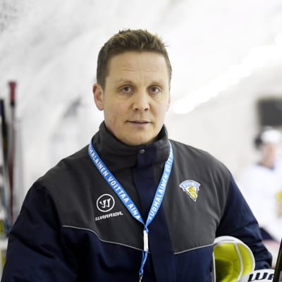 Lauri Marjamäki följer träning i avbytarbåset.