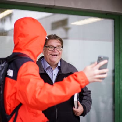 Iivisniemeläinen nuori ottaa Timo Soinin kanssa selfien Iivisniemen ostoskeskuksessa Espoossa.