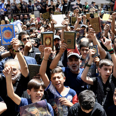 Libanesiska muslimer försvarar koranen under en demonstration. Beirut, Libanon 21.7.2023.