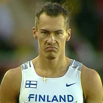 Tommi Evilä valmistautuu hyppyyn.