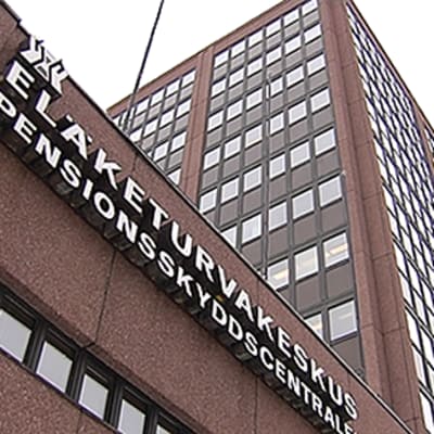 Eläketurvakeskuksen rakennus. Seinissä Eläketurvakeskuksen valokirjaimet.