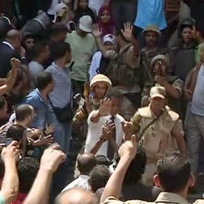 Egyptin armeija evakuoi naisia Kairon keskustan moskeijasta.