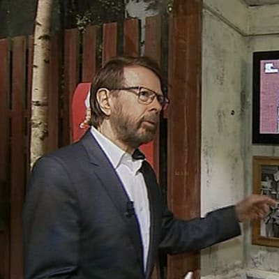 Abban Björn Ulvaeus esittelemässä toimittajalle uutta Abba-museota.