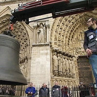 Pariisilaisen Notre Dame -kirkon uusia kelloja nostetaan kuljetusauton kyydistä.