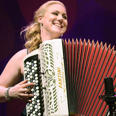 Vuoden 2012 Kultainen harmonikka -kilpailun voittaja ulvilalainen Henriikka Santamaa esiintymässä.