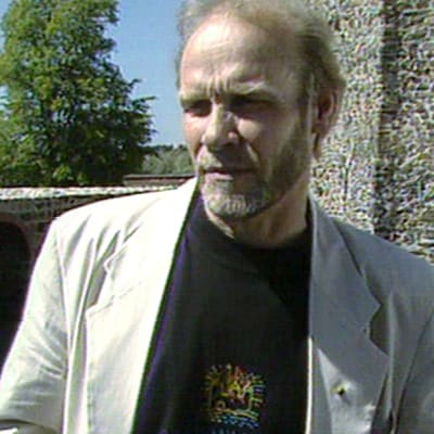 Jorma Hynninen haastateltavana vuonna 1994.
