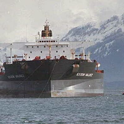 Exxon Valdez -tankkeria hinataan ulos Prince Williams -salmesta, missä se ajoi karille maaliskuussa 1989.