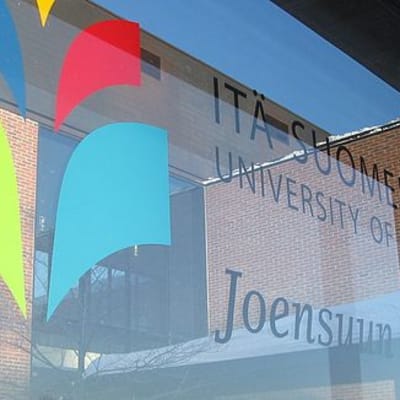 Itä-Suomen yliopiston logo ikkunassa. 
