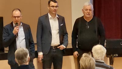 Hans Vadbäck, Mikko Iso-Tryykäri och Allan Nyholm från Fortum informerar om vindkraft i Pörtom i Närpes i oktober 2021.