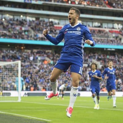 Eden Hazard hoppar och firar mål