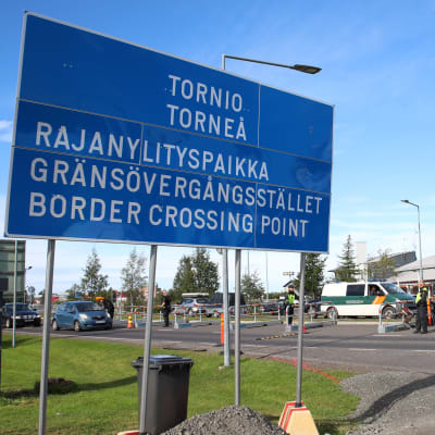 Rajavartiolaitoksen auto Suomen ja Ruotsin rajalla Torniossa. 
