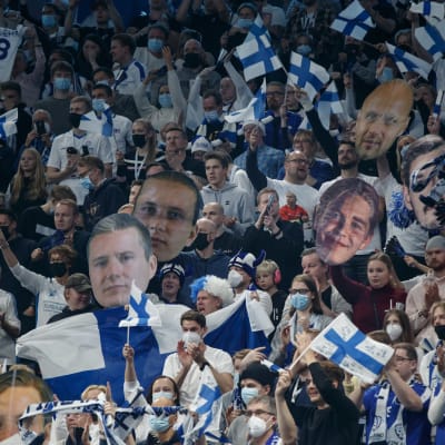Suomalaisfaneja salibandyn MM-kisoissa 2021 Helsingissä.