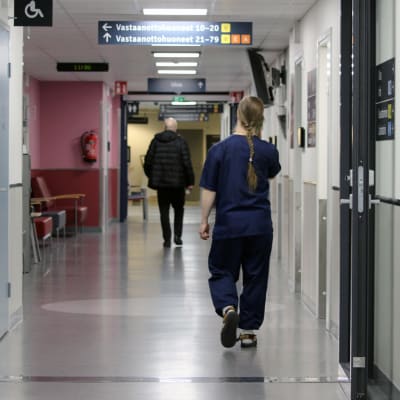 Sairaanhoitaja kävelee Mikkelin keskussairaalan käytävällä.