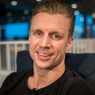 Jussi Olkinuora haastattelussa Helsingin Tripla kauppakeskuksessa