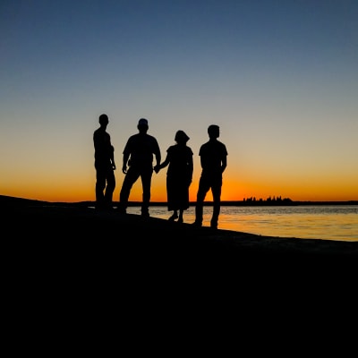 Familj i solnedgång