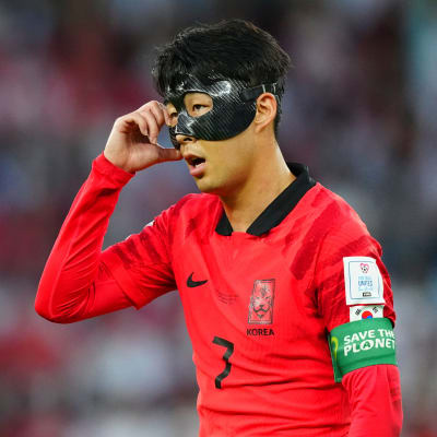 Närbild på spelare i rött med skyddande ansiktsmask på sig.