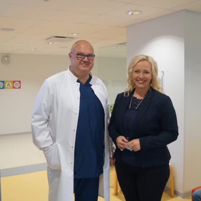 Urolog Christian Palmborg och projektarbetare Johanna Holmäng är båda nöjda med att specialistvården kommer ut till patienten.