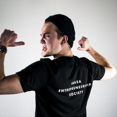 Simon Mittler som bär en tröja där der står Vaasa Entrepreneurship Society.