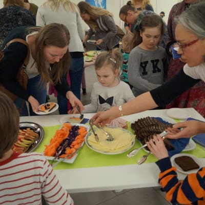 Gemensam kvällsbit på inspirationskvällen i Karleby.