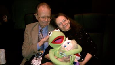 Albert de la Chapelle och hans hustru Clara med mjukisdjuren grodan Kermit och grisen Miss Piggy från Muppet show i famnen.