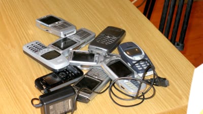 Skicka in din gamla telefon för återvinning - förutom att det är en miljövänlig gärning kan du dessutom tjäna en slant på det. Bild: YLE/Smältpuntk/Mona Sandell