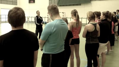 Mattias Ainasoja leder gymnastiklektion vid Ådalens skola i Kronoby.
