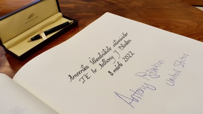 USAs utrikesminister Antony Blinkens signatur i gästboken på Stenbockska huset i Tallinn.