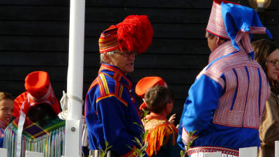 Samer klädda i samiska klädedräkter