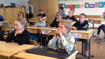 Eleverna i årskurs fyra i Österby skola lyssnar noggrannt på skolpolisen Camilla Fri-Bergström.