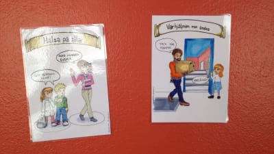 Det är viktigt att vara artig mot varandra påminner dessa lappar i Österby skola oss om.