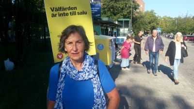 benita zweygberg wirgart på väg till vallokal i solna i sverige