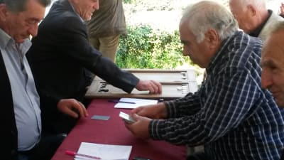 Gubbar spelar kort i Jerevan