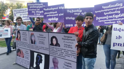 Demonstranter med plakat i centrum av Jerevan, Armenien