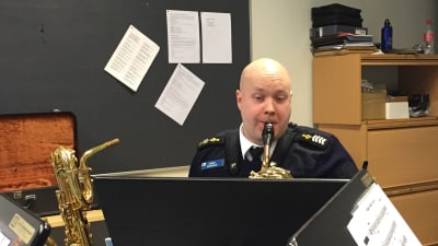 Saxofonisten Conny Sundman har tränat en hel del inför julfreden där han är med i Flottans musikkår.