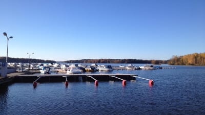 Aurlax småbåtshamn i Lojo.
